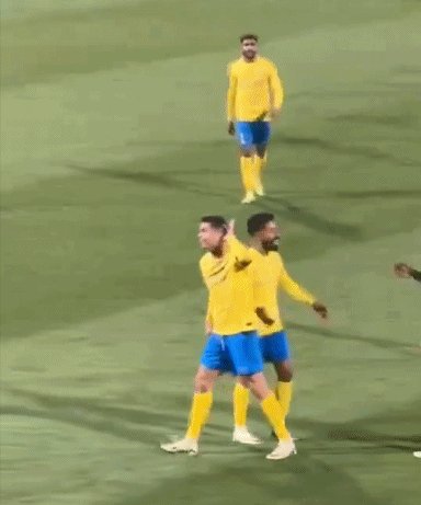 1708929588448027711.gif C罗对球迷做“不雅动作” 沙特足协罚不罚?