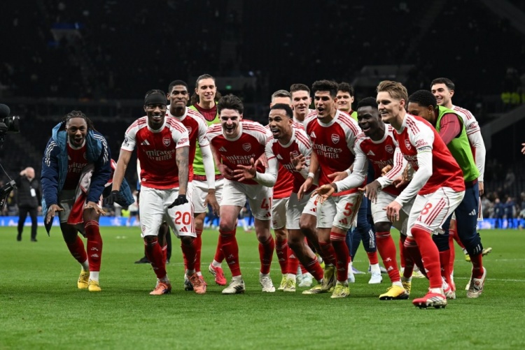 开云APP-值得纪念！萨卡社媒晒照，庆祝达成阿森纳生涯300场里程碑+取胜