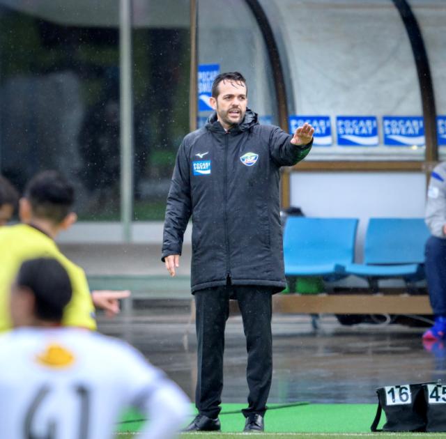 开云平台-云指挥两个月后 J联赛的新外教终于到达球队主场