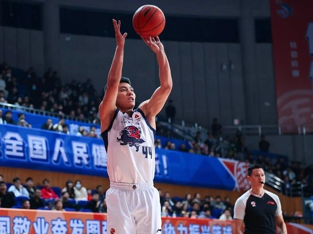 开云官网-解析山东男篮球员去留,9名国内球员合同到期,至少3名外援离队|山东队|陶汉林|季后赛|德雷克·鲍威尔|克里斯-约翰逊_新浪体育_新浪新闻
